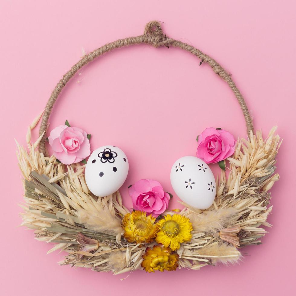 Ostern Eier und Blumen auf Pastell- Rosa Hintergrund. kreativ minimal Layout mit Kopieren Raum. eben legen Konzept. foto