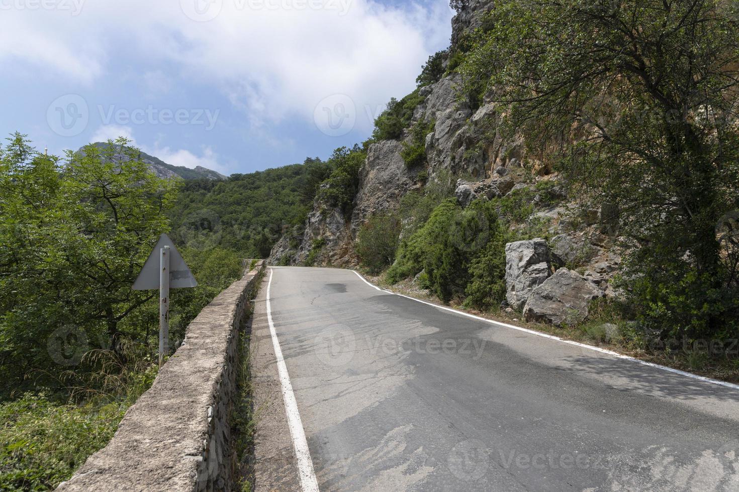 ein gepflastert Straße entlang felsig Berge mit ein gefährlich Kurve. Landschaft. foto