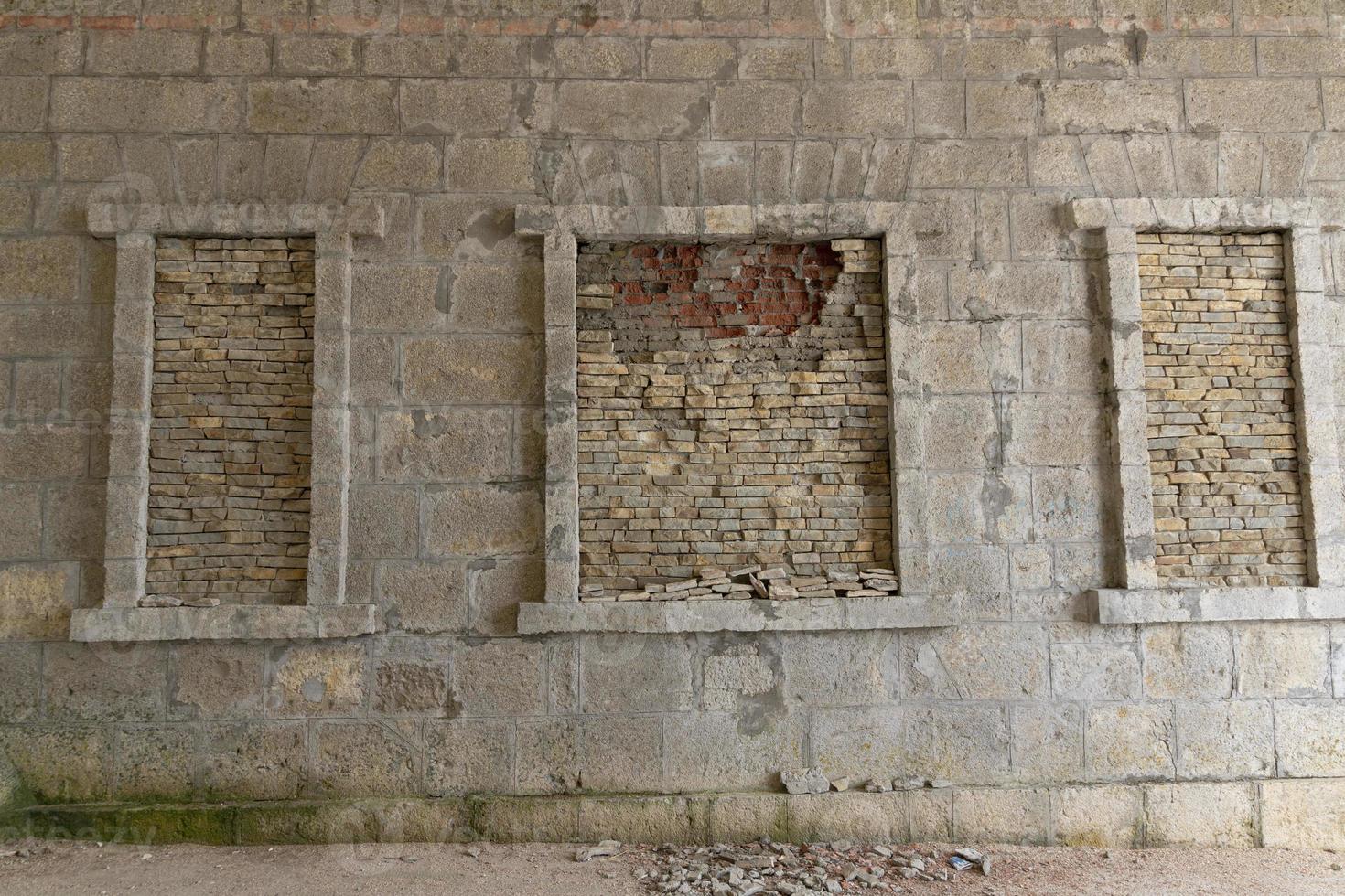 Fassade, uralt Mauer von das Haus gemacht von Stein mit Fenster. Hintergrund foto