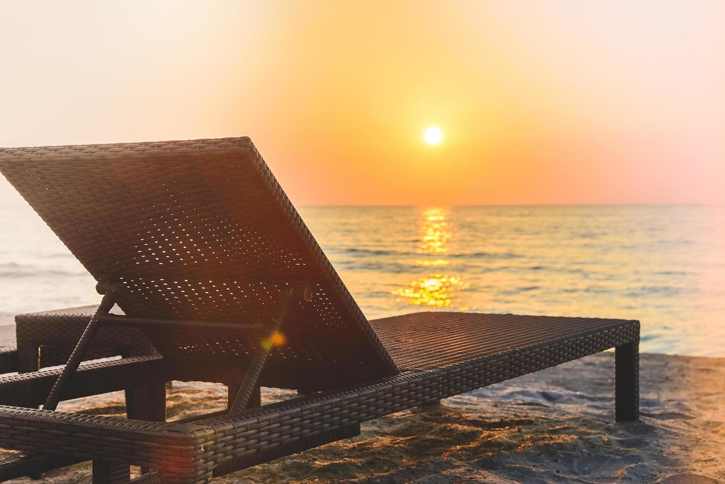 leeres Sonnenbett am Strand foto