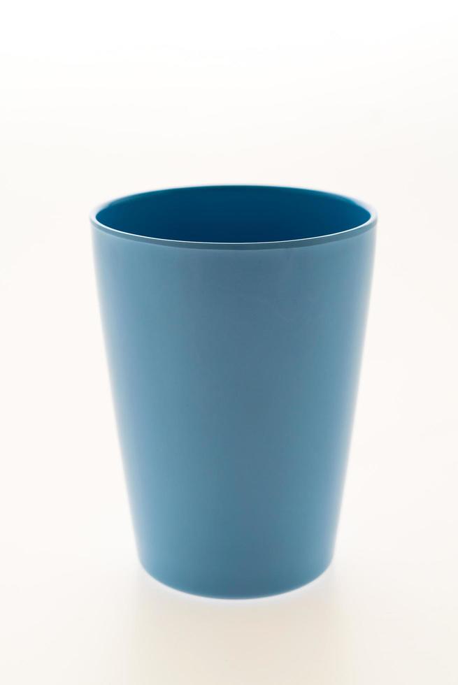 Plastikwasserglas lokalisiert auf weißem Hintergrund foto