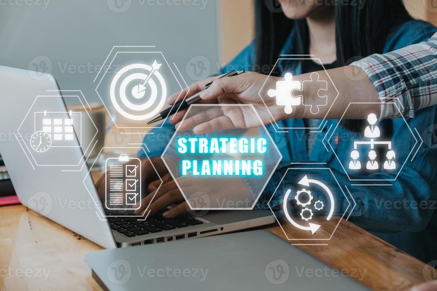strategisch Planung Konzept, Geschäft Mannschaft Arbeiten auf Laptop Rechner mit strategisch Planung Symbol auf virtuell Bildschirm. foto