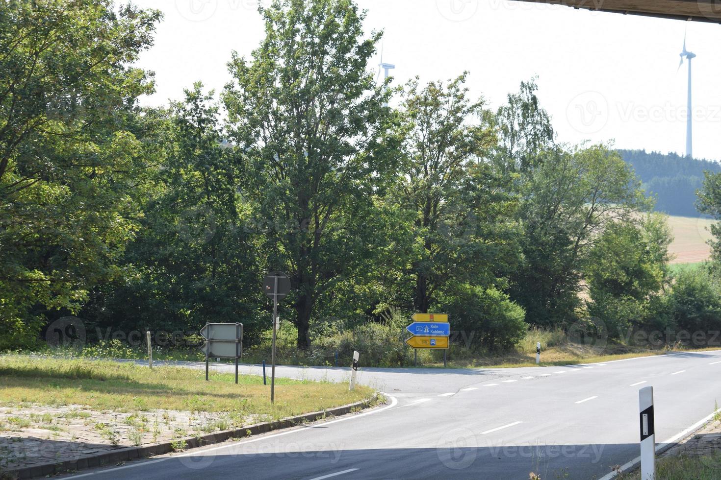 ländlich Überschneidung mit ein Zeichen gegenüber das Autobahn foto