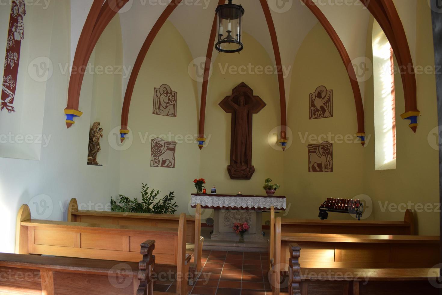 klein Kapelle mit ein groß hölzern Kreuz foto