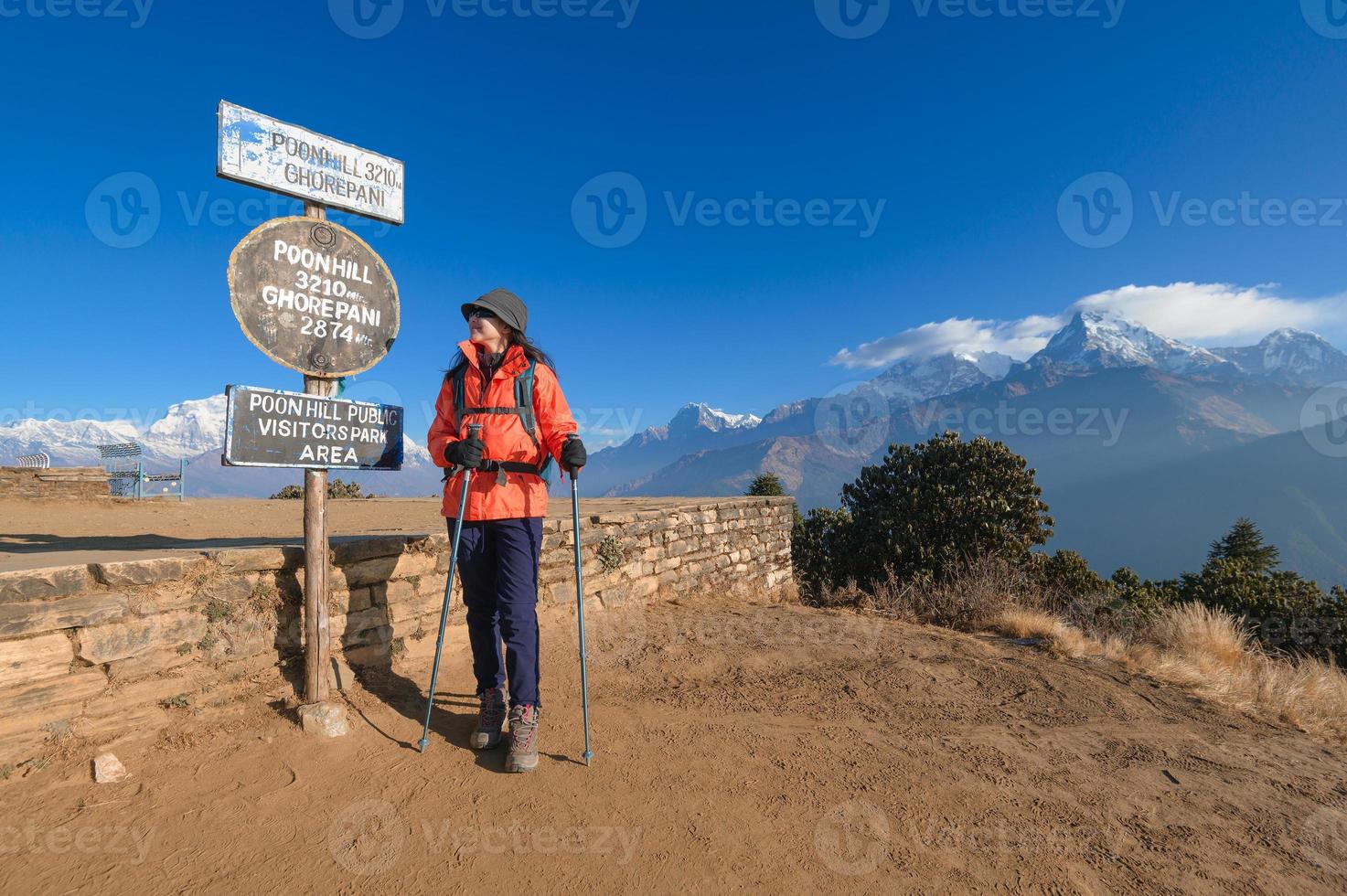 ein jung Reisender Trekking im Löffel Hügel Aussicht Punkt im Ghorepani, Nepal foto