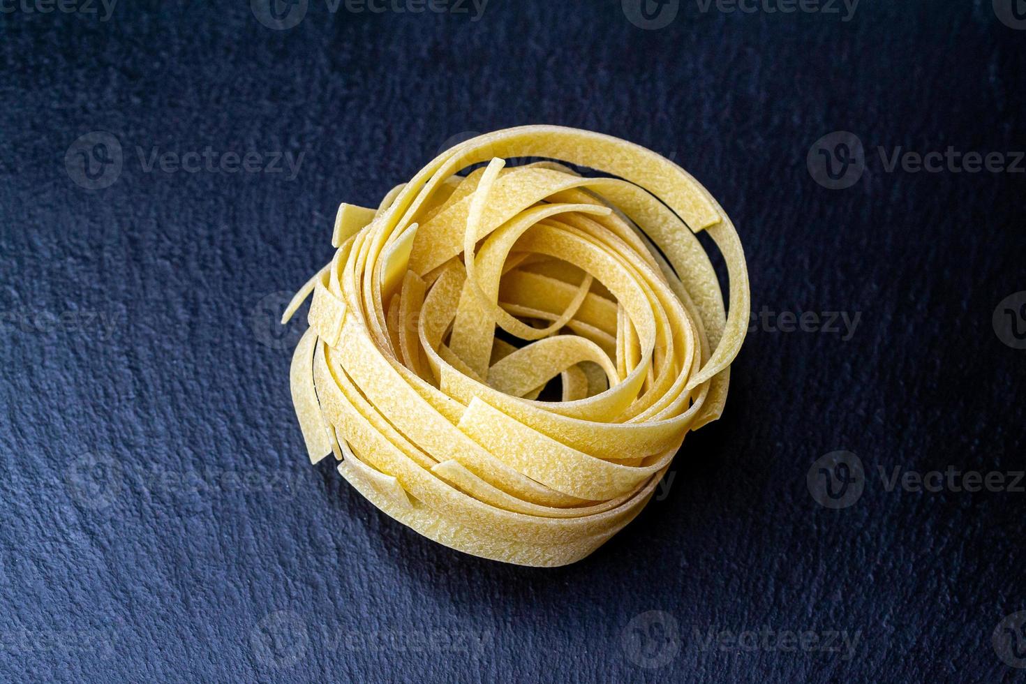 trocken Italienisch Tagliatelle Pasta Hintergrund gesund Essen Foto