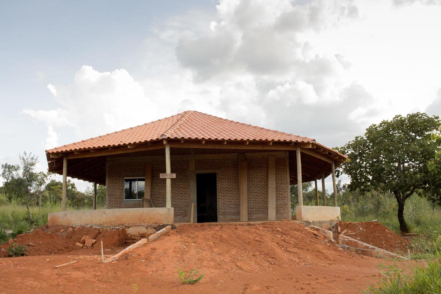 Brasilien, Brasilien April 6, 2023 Gehäuse konstruieren auf das Reservierung von das einheimisch Stämme bekannt wie das karriri-xoco und Smoking Das Leben im Nordwest Brasilien, auch bekannt noröste foto