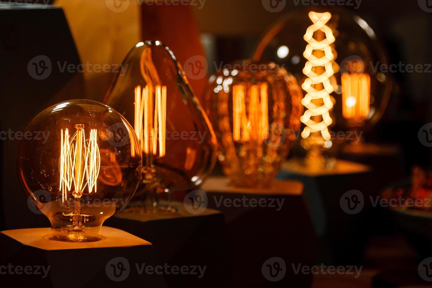 Edison-Lampe verschiedener Art, Kreis, Kugel, Mann foto