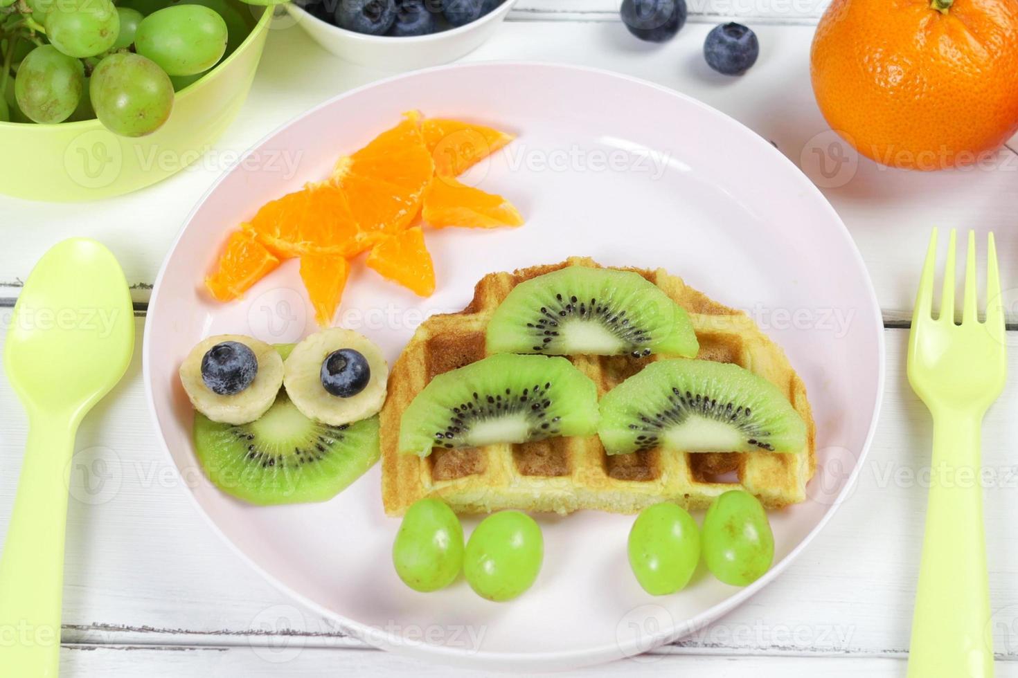 kreativ Idee zum Kinder Frühstück - - Waffel Kiwi Banane Orange Schildkröte Form, süß und komisch Kinder Essen foto