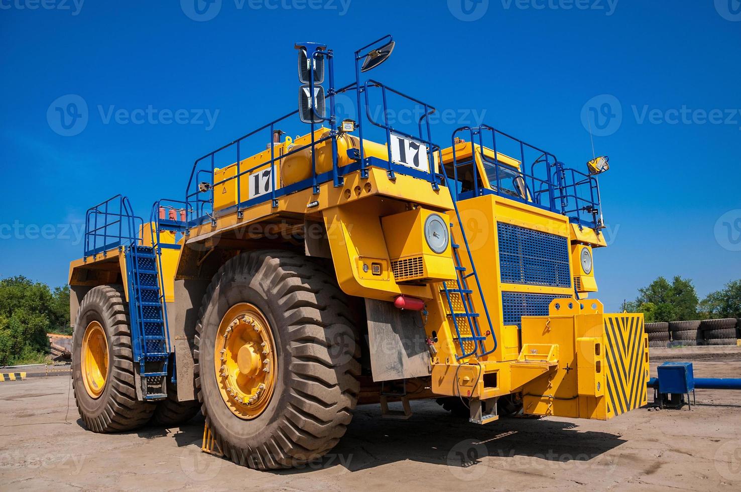 schwer Gelb Steinbruch Traktor beim Reparatur Bahnhof beim sonnig wolkenlos Tag foto