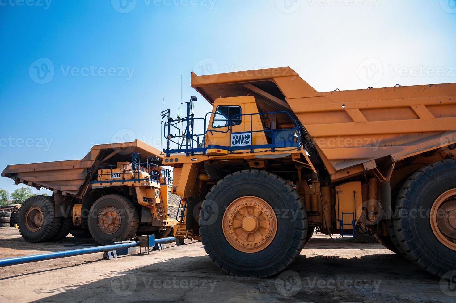 schwer Gelb öffnen Besetzung Bergwerk Dump Lastwagen beim Reparatur Bahnhof beim sonnig wolkenlos Tag foto