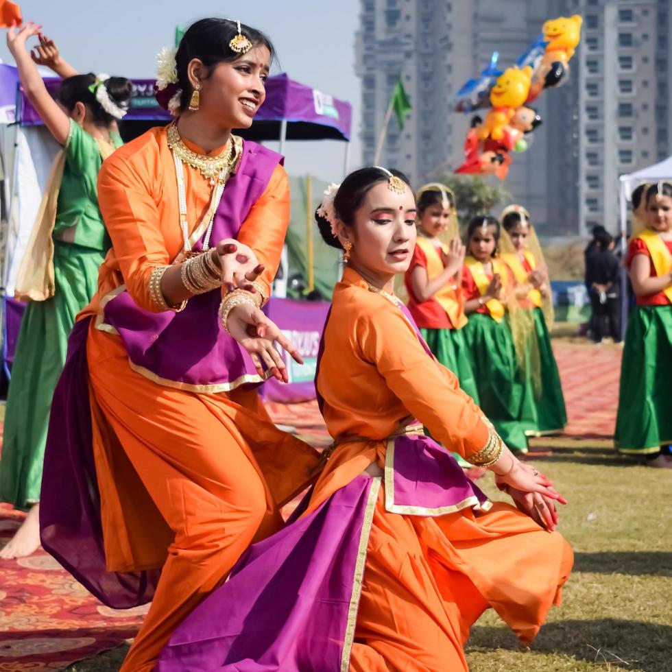 Delhi, Indien - - März 11 2023 - - bharathanyam indisch klassisch odissi Tänzer durchführen beim Bühne. schön indisch Mädchen Tänzer im das Haltung von indisch tanzen. indisch klassisch tanzen bharatanatyam foto