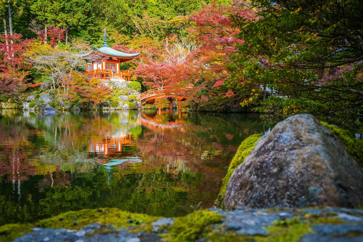 schöner Daigoji-Tempel mit buntem Baum und Blatt in der Herbstsaison foto