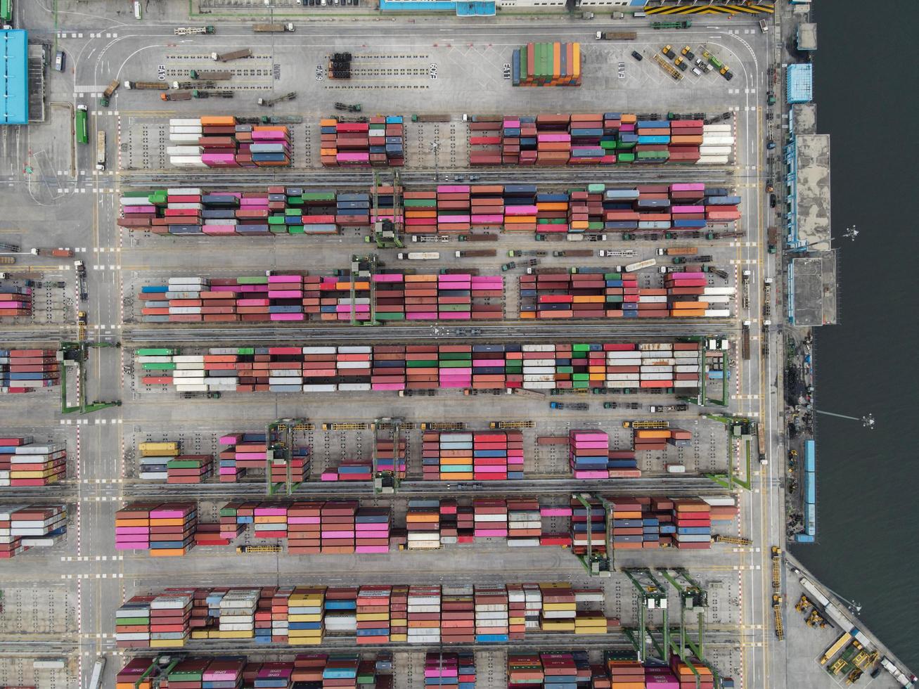 Jakarta, Indonesien 2021 - Luftaufnahme des Be- und Entladens von Containerschiffen im Tiefseehafen, Import und Export von Güterverkehr foto