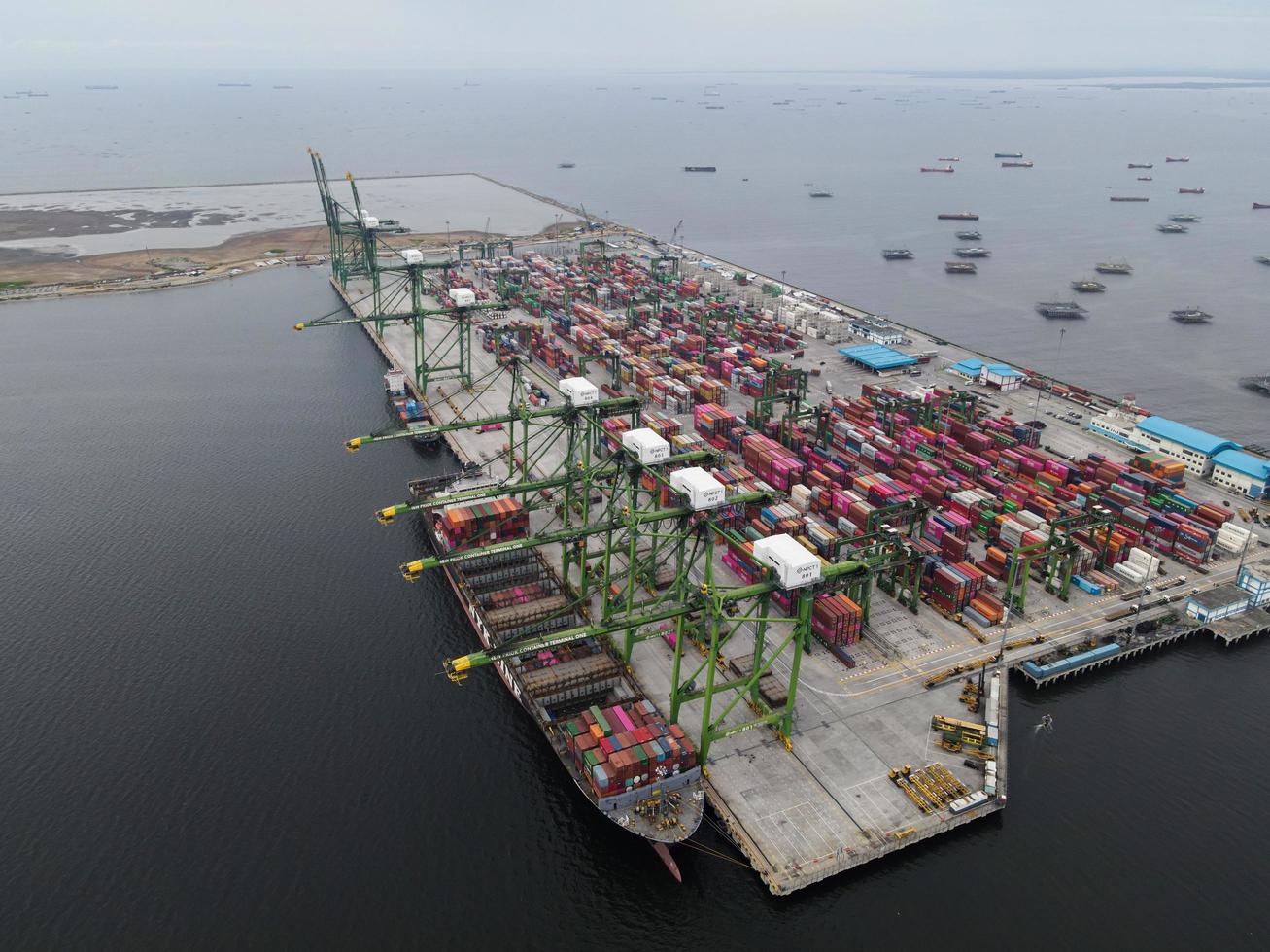 Jakarta, Indonesien 2021 - Luftaufnahme des Be- und Entladens von Containerschiffen im Tiefseehafen, Import und Export von Güterverkehr foto