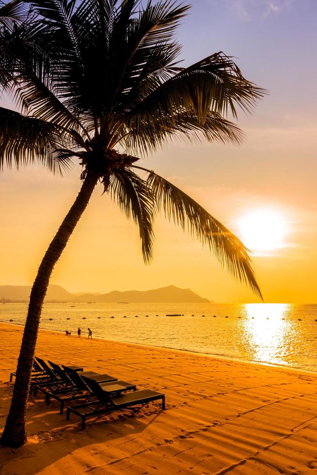 schöner Strand und Meer mit Palme foto