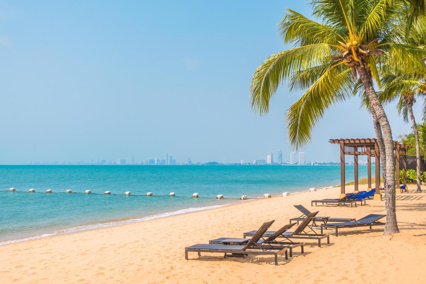 schöner Strand und Meer mit Palme foto