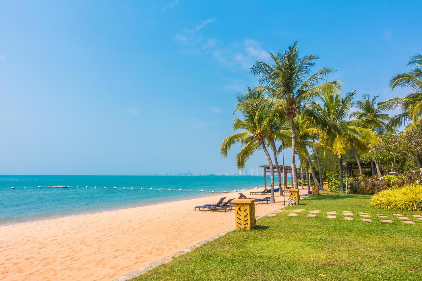 schöner Strand und Meer mit Palmen foto