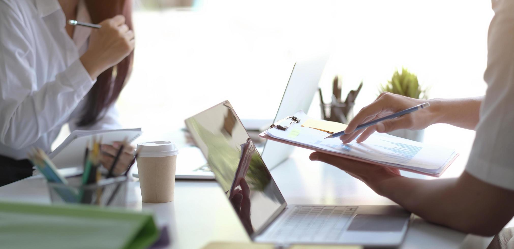 zwei Mitarbeiter arbeiten an Dokumenten foto