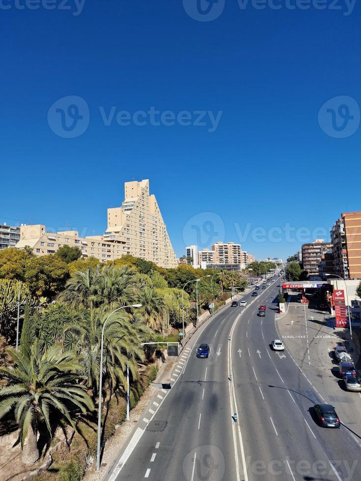 Straße im alicante auf ein sonnig Tag mit Gebäude und Autos foto