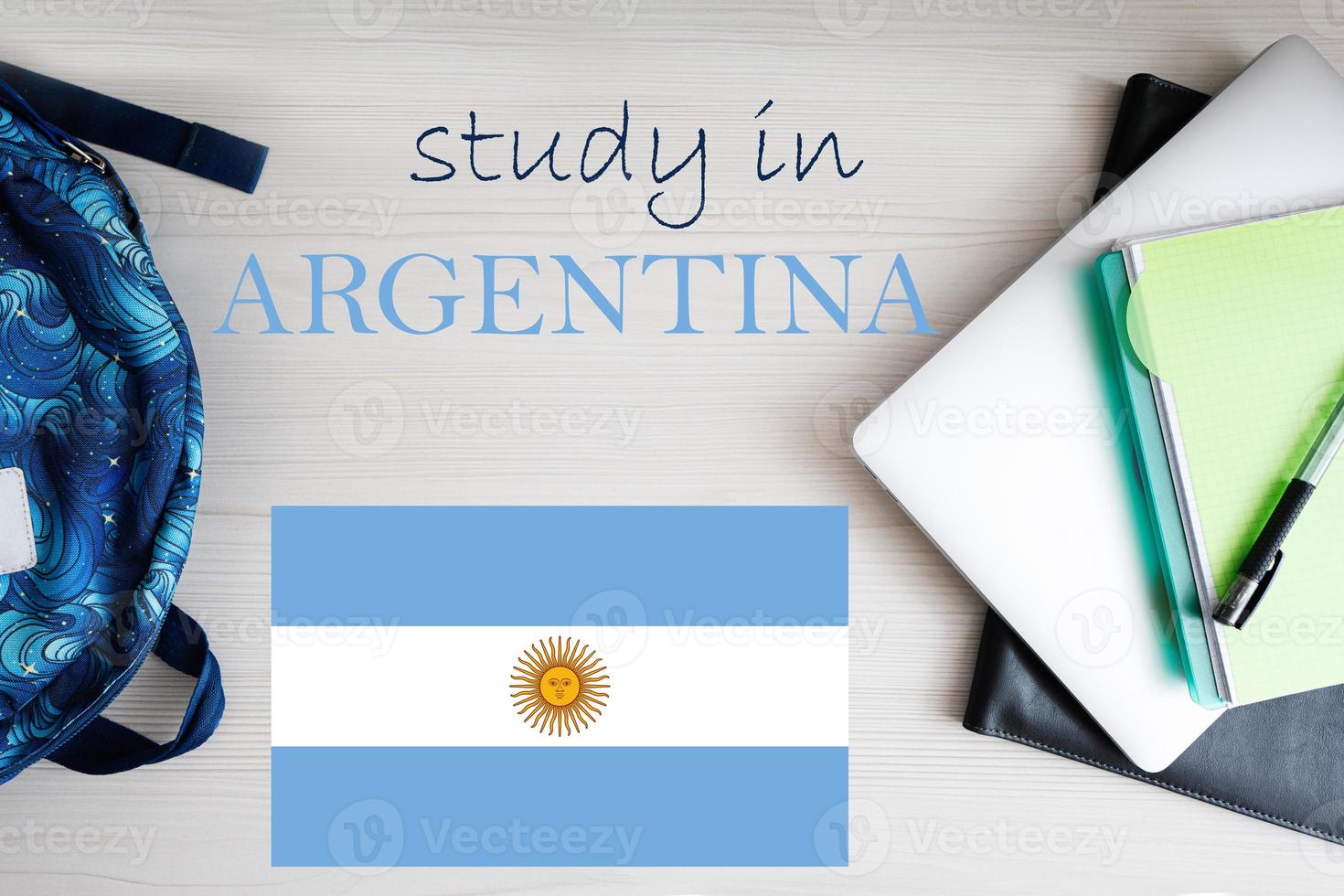 Studie im Argentinien. Hintergrund mit Notizblock, Laptop und Rucksack. Bildung Konzept. foto