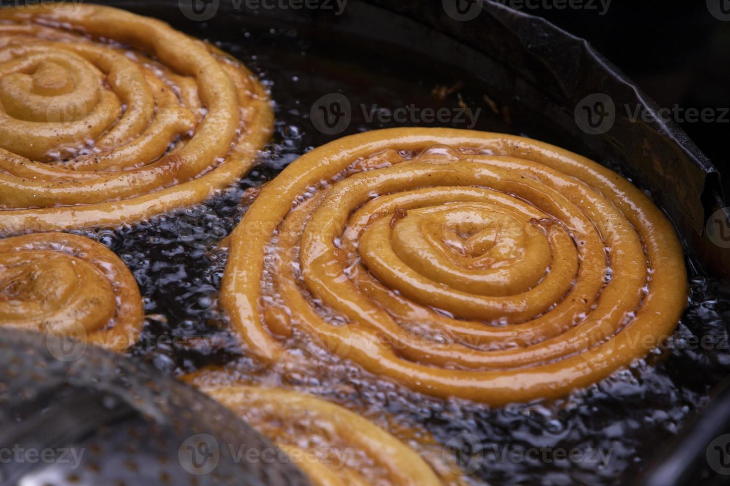 köstlich gereizt Süss Jalebi gebraten im das Kochen schwenken auf ein Straße Essen Markt im Chakbazar, Dhaka, Bangladesch foto