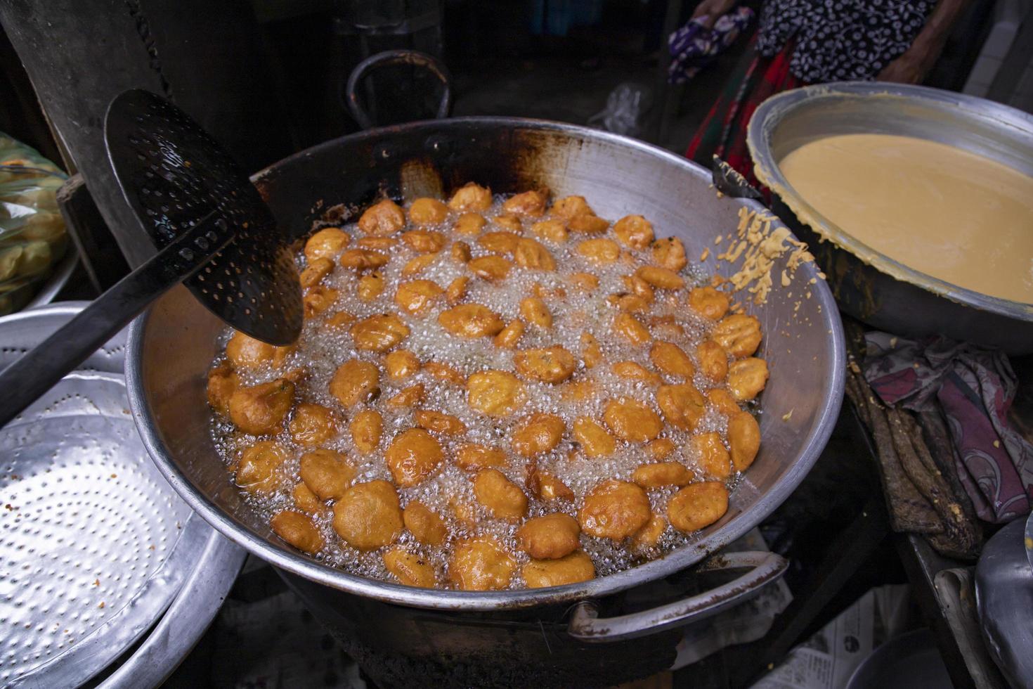 Aussicht von traditionell Bangladesch Straße Essen Kartoffel Bora , hacken gebraten auf das schwenken foto