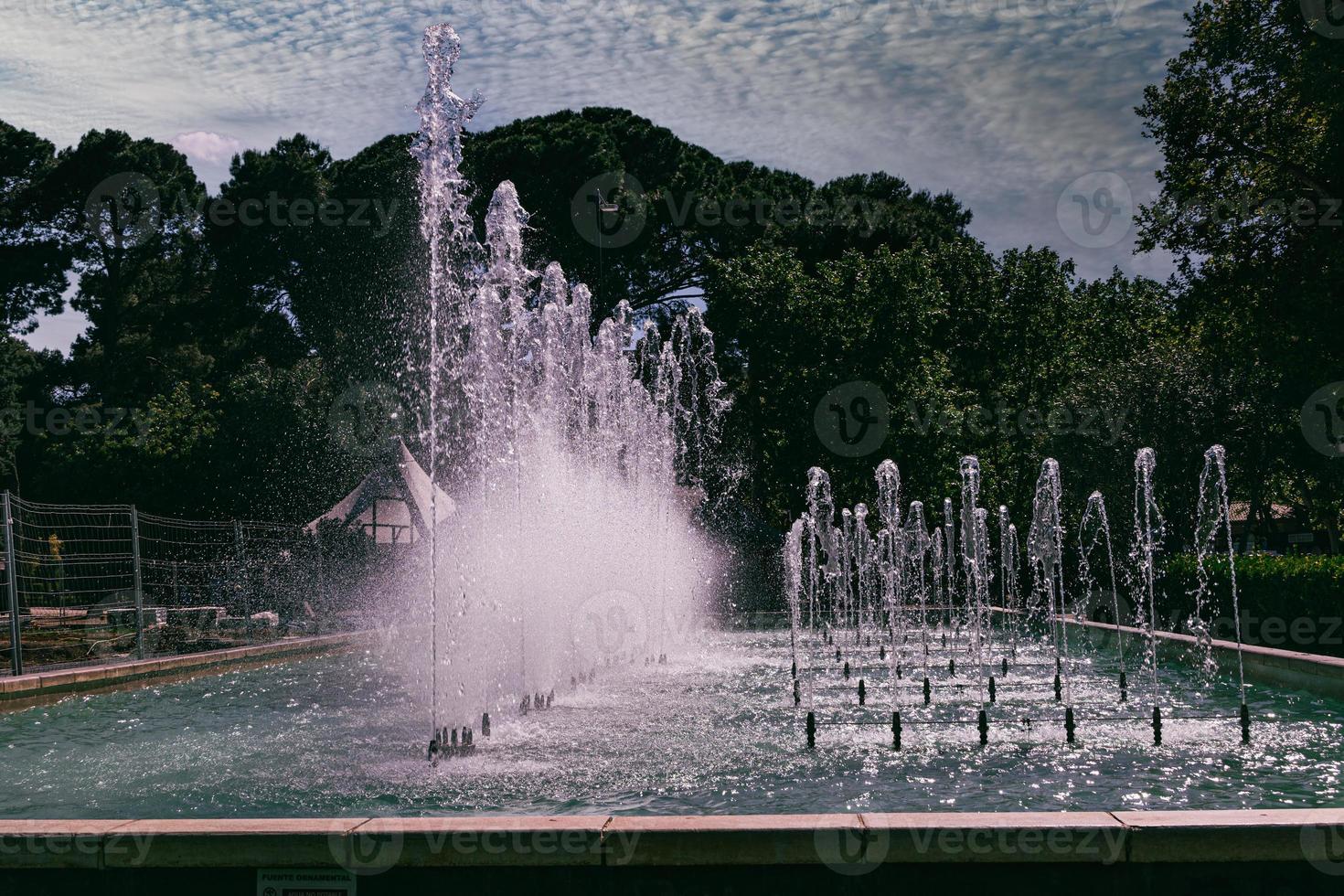 städtisch Landschaft von das Spanisch Stadt von Saragossa auf ein warm Frühling Tag mit Brunnen im das Wahrzeichen Park foto