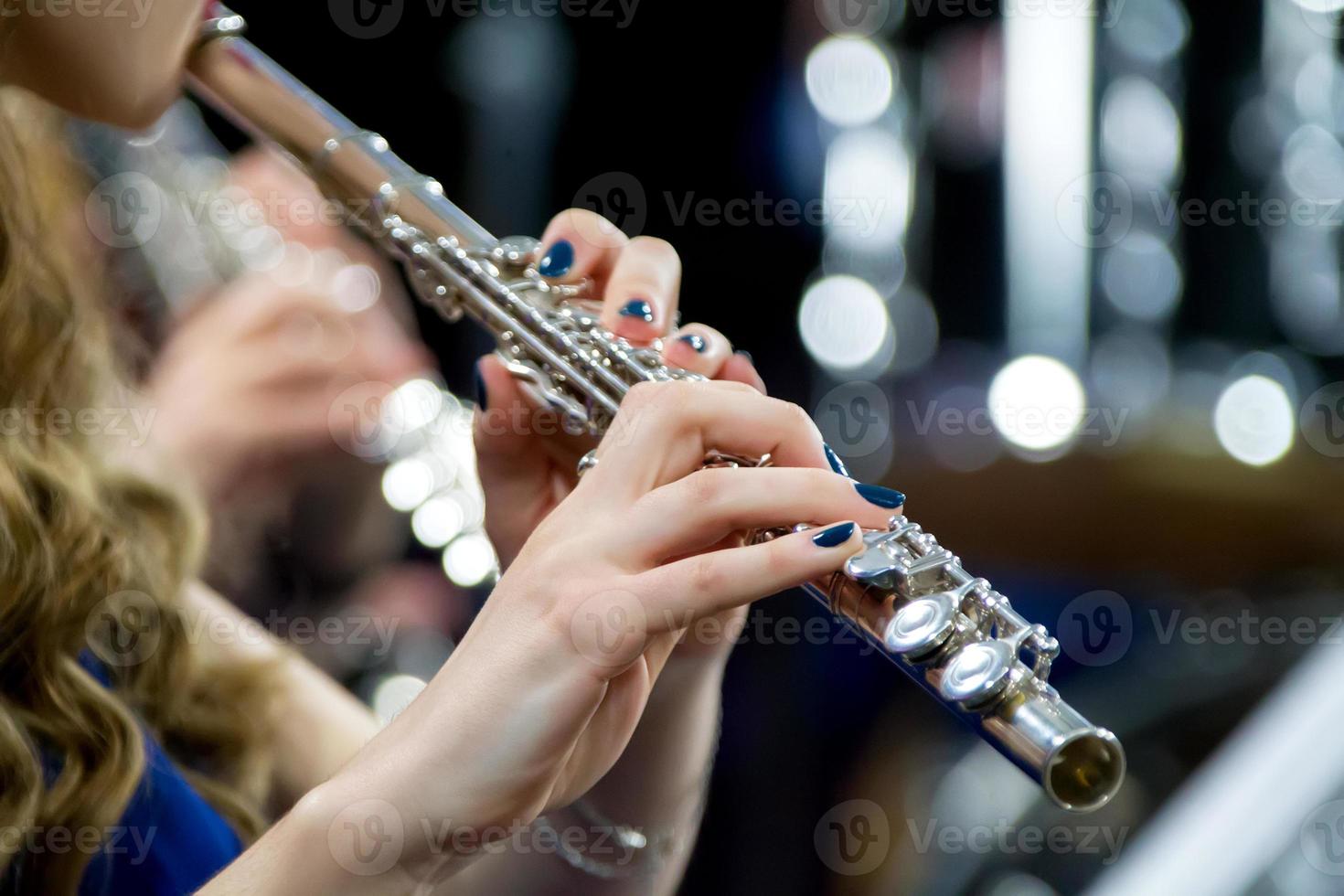 Hände halten ein Flöte. Mädchen Musiker Theaterstücke das Flöte. foto