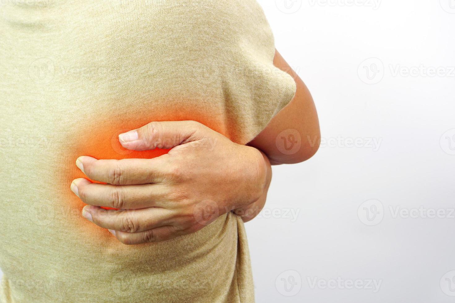 Frau, die unter Taillen-, Rücken- oder Hüftschmerzen auf weißem Hintergrund leidet. rückenschmerzen, bürosyndrom und gesundheitskonzept. foto