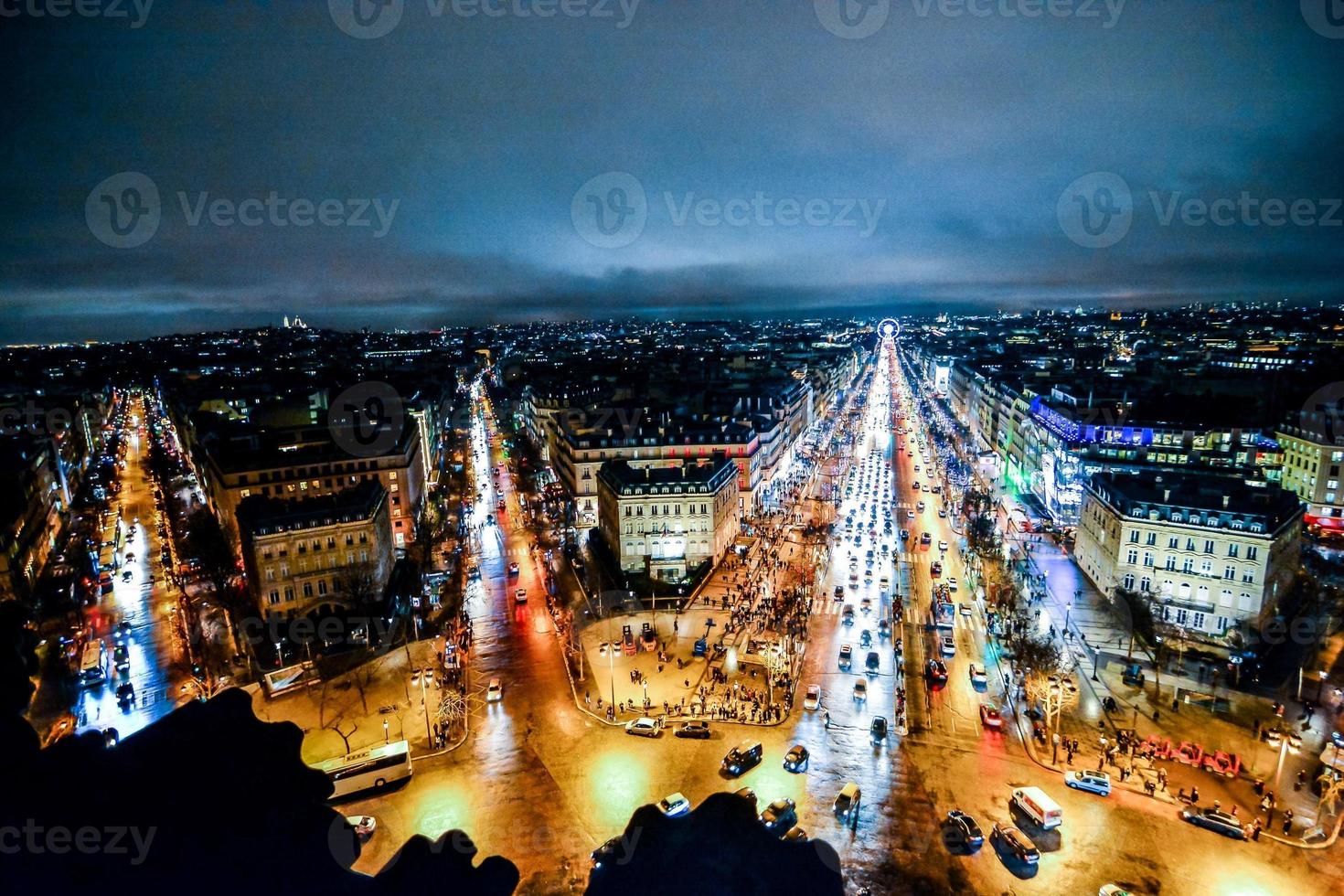 ein Stadtbild beim Nacht foto