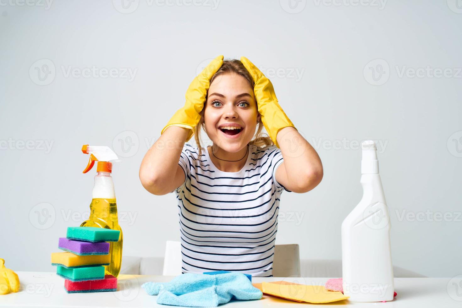 emotional Frau Waschmittel Reinigung Werkzeug Hausarbeit Lebensstil foto