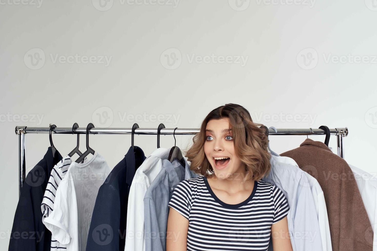 heiter Frau Nächster zu Kleider Mode Spaß Licht Hintergrund foto