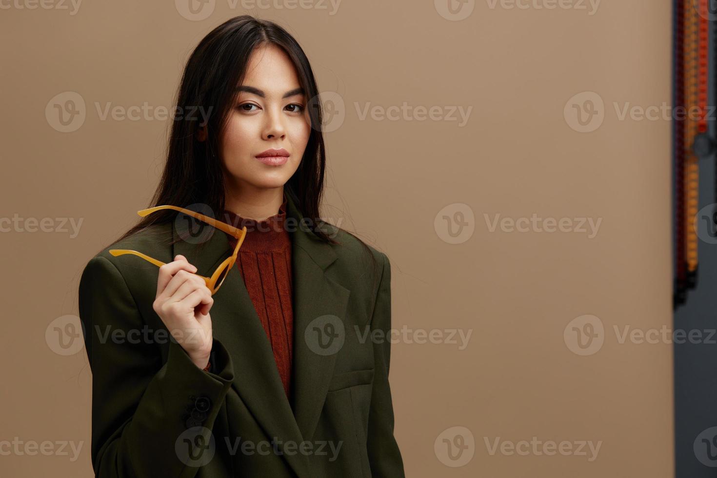 Brünette stilvoll Kleider Mode Brille Charme Lebensstil Nahansicht foto