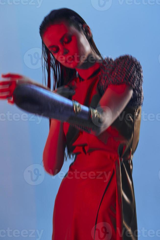 schön Frau Glanz posieren rot Licht Metall Rüstung auf Hand unverändert foto