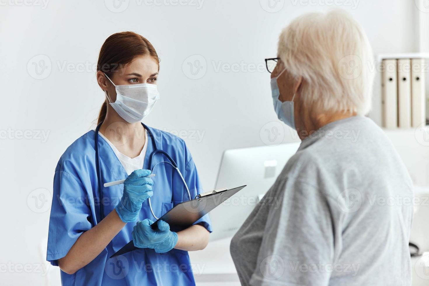 Alten Frau und Arzt Fachmann Rat medizinisch Masken foto