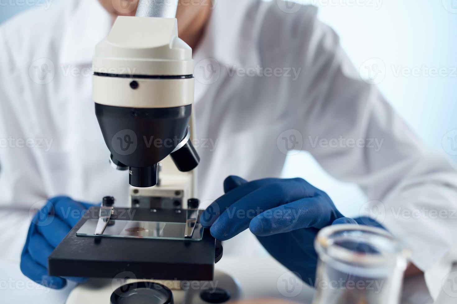 Frau Labor Assistent Forschung Mikroskop Diagnose Wissenschaft foto