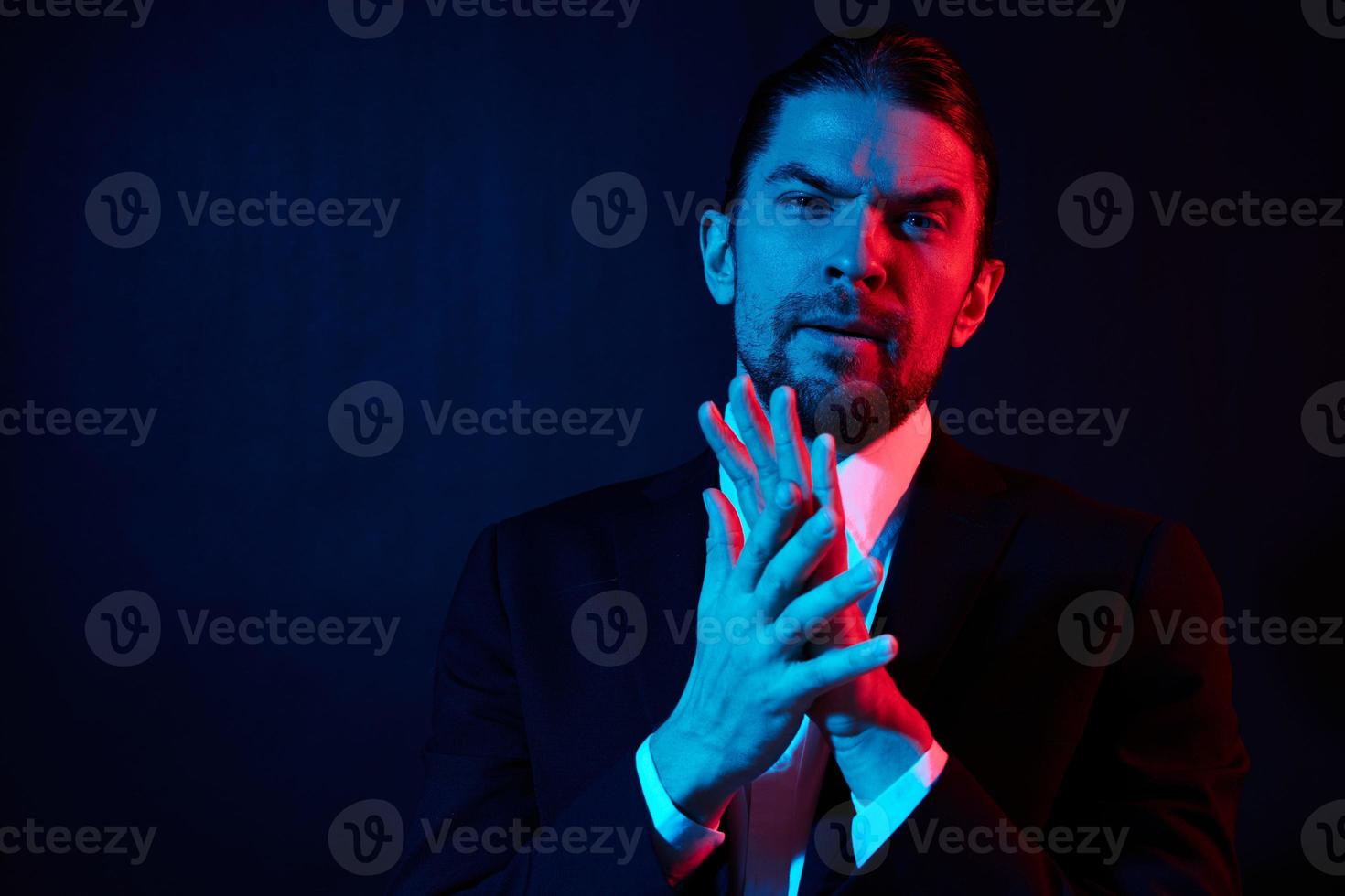 stilvoll Mann Gesten mit seine Hände attraktiv aussehen Neon- Licht foto