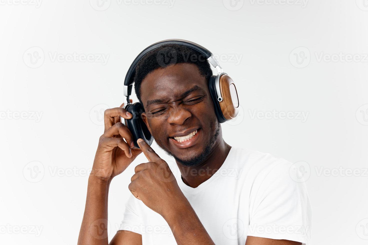 emotional Mann tragen Kopfhörer Musik- Liebhaber Unterhaltung Licht Hintergrund foto