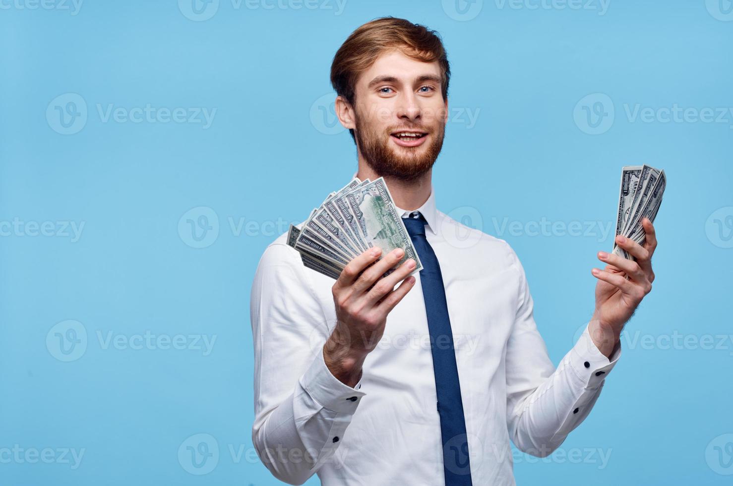 Reich Mann im passen mit Geld im Hände Emotionen Blau Hintergrund foto