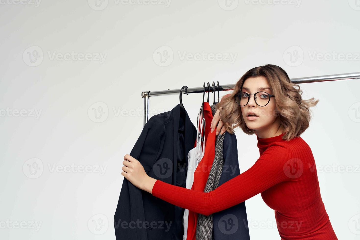 ziemlich Frau mit Brille Nächster zu Kleider Mode Spaß Emotionen foto