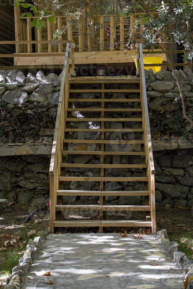 hölzern Treppe im das Garten von ein Privat Haus im das Dorf. steinig Straße zu heim. foto