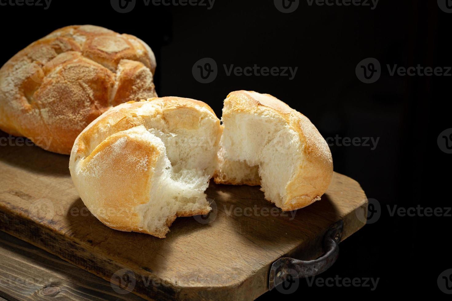 frisch gebackenes Brot auf rustikalem Holztisch foto