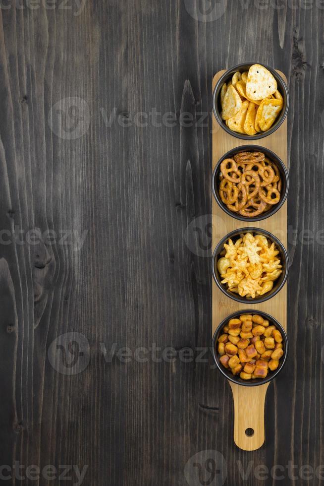 Licht Snack einstellen auf ein hölzern Tabelle zum Bier im ein Bar foto