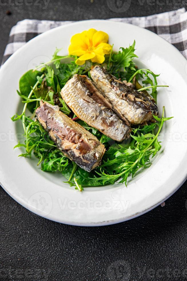 Salat Sardine frisch Grün Blätter Meeresfrüchte Snack Mahlzeit Essen auf das Tabelle Kopieren Raum Essen Hintergrund rustikal oben Aussicht foto