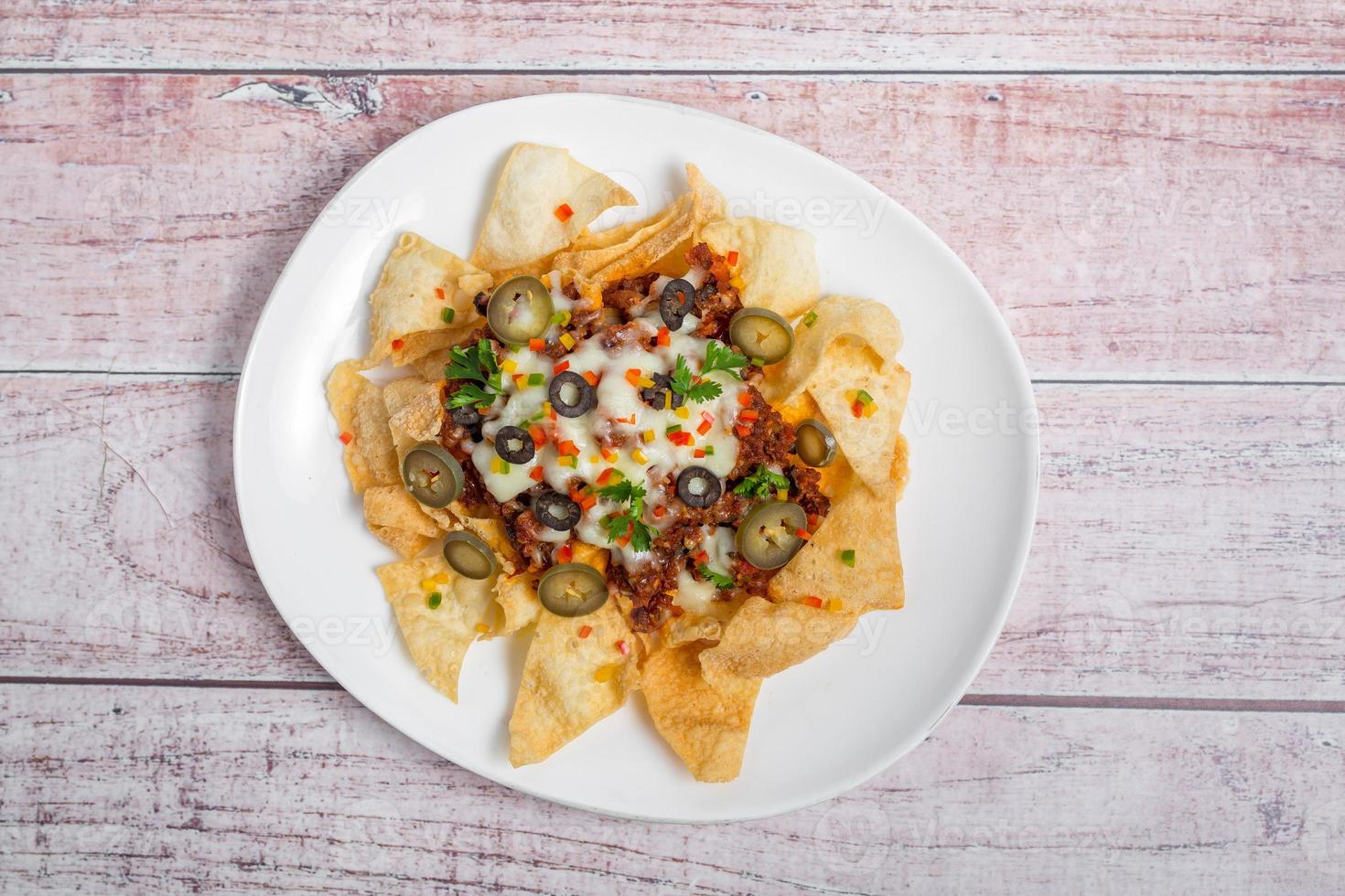 Mexikaner berühmt Essen würzig Boden Rindfleisch Nachos. erhitzt knackig Tortilla Chips mit geschmolzen Käse und Jalapeno serviert ein Snack Lebensmittel. foto