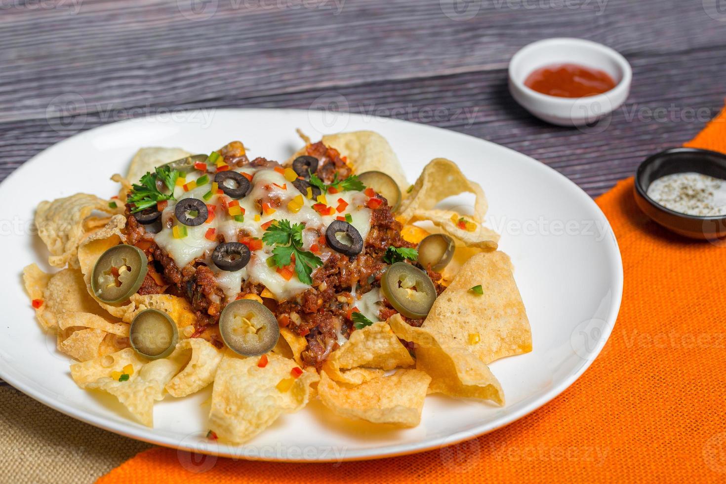 Mexikaner berühmt Essen würzig Boden Rindfleisch Nachos. erhitzt knackig Tortilla Chips mit geschmolzen Käse und Jalapeno serviert ein Snack Lebensmittel. foto