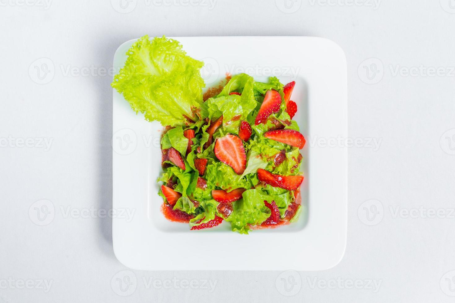 bunt köstlich Erdbeere Grüner Salat Salat mit Erdbeere Balsamico Dressing. oben Aussicht und Nahansicht Ansichten. foto
