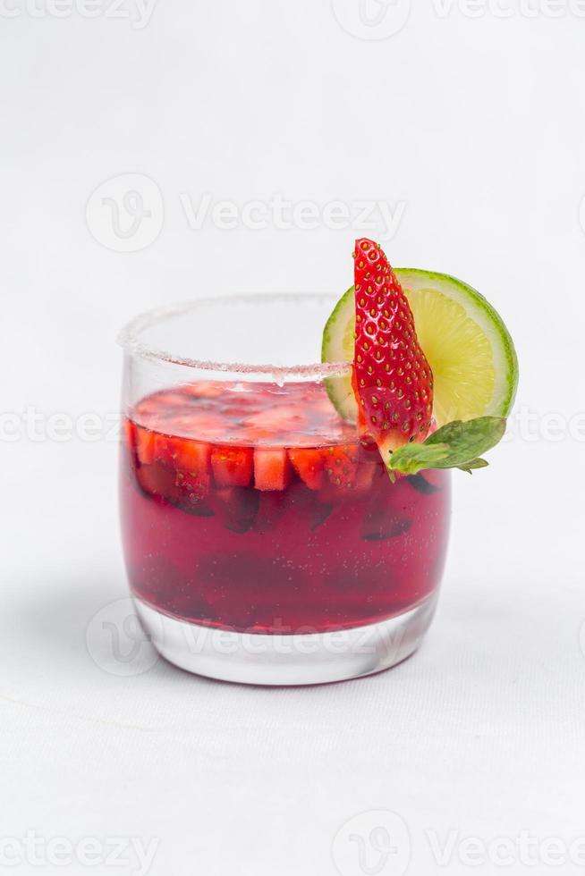 klassisch gefroren Erdbeere und Limette Margarita mit frisch Erdbeeren. Valentinstag Dessert Rezept. Erdbeere Saft. foto