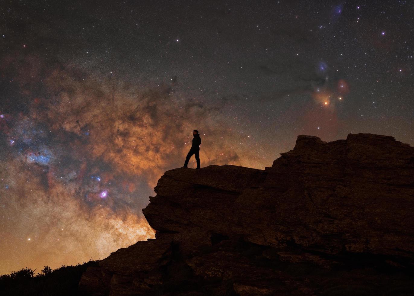Silhouette einer Person mit der Milchstraße dahinter foto